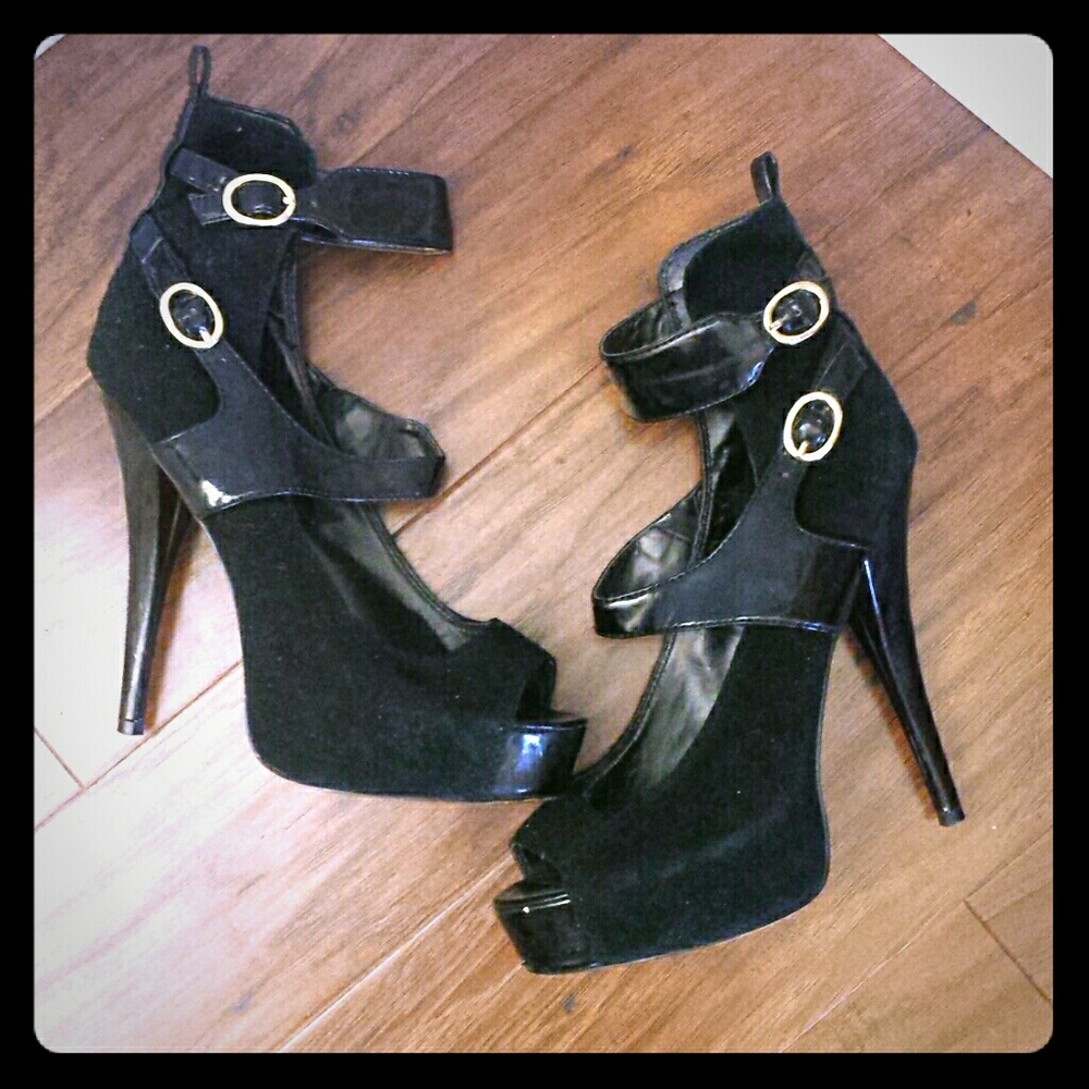 BEBE BLACK SUEDE AND PATENT LEATHER OPEN TOE HEELS